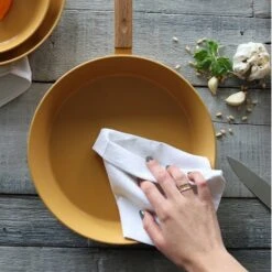 Poêle Ector Induction Aluminium Revêtu Manche En Bois 28 Cm Jaune -Cuisine Ustensiles Boutique 108007 3 1 Poele Ector induction aluminium revetu manche en bois 28 cm jaune Ogo