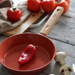 Poêle Ector Induction Aluminium Revêtu Manche En Bois 20 Cm Rouge -Cuisine Ustensiles Boutique 108012 3 1 Poele Ector induction aluminium revetu manche en bois 20 cm rouge Ogo