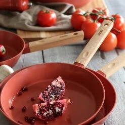 Poêle Ector Induction Aluminium Revêtu Manche En Bois 24 Cm Rouge -Cuisine Ustensiles Boutique 108013 2 1 Poele Ector induction aluminium revetu manche en bois 24 cm rouge Ogo