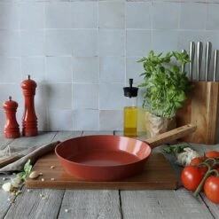 Poêle Ector Induction Aluminium Revêtu Manche En Bois 24 Cm Rouge -Cuisine Ustensiles Boutique 108013 4 1 Poele Ector induction aluminium revetu manche en bois 24 cm rouge Ogo