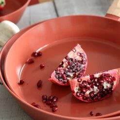 Poêle Ector Induction Aluminium Revêtu Manche En Bois 28 Cm Rouge -Cuisine Ustensiles Boutique 108014 2 2 Poele Ector induction aluminium revetu manche en bois 28 cm rouge Ogo