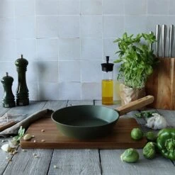 Poêle Ector Induction Aluminium Revêtu Manche En Bois 24 Cm Vert -Cuisine Ustensiles Boutique 108020 1 1 Poele Ector induction aluminium revetu manche en bois 24 cm vert Ogo