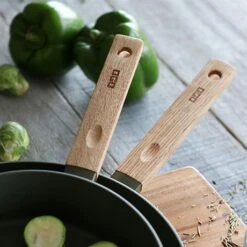 Poêle Ector Induction Aluminium Revêtu Manche En Bois 28 Cm Vert -Cuisine Ustensiles Boutique 108021 3 1 Poele Ector induction aluminium revetu manche en bois 28 cm vert Ogo