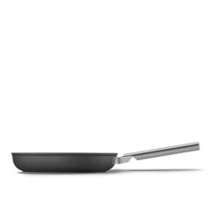Smeg Poêle Aluminium Antiadhésive 28 Cm Noir Mat -Cuisine Ustensiles Boutique 131019 1 2 Poele aluminium antiadhesive 28 cm noir mat Smeg