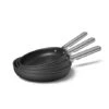 Smeg Set De 3 Poêles Aluminium Antiadhésives Noir Mat 1 Smeg Set De 3 Poêles Aluminium Antiadhésives Noir Mat -Cuisine Ustensiles Boutique 139005 0 1 Set de 3 poeles aluminium antiadhesives noir mat Smeg