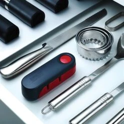 Joseph Joseph Aiguiseur à Couteau Pliant Rota -Cuisine Ustensiles Boutique 453000 3 1 Aiguiseur a couteau pliant Rota Joseph Joseph