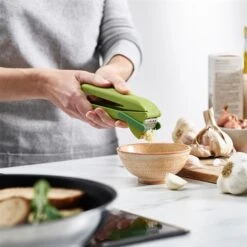 Joseph Joseph Presse-ail Lame D'essuie-glace CleanForce -Cuisine Ustensiles Boutique 606037 2 1 Presse ail lame d essuie glace CleanForce Joseph Joseph