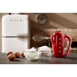 Smeg Batteur à Main 9 Vitesses 250 W HMF01RDEU Rouge -Cuisine Ustensiles Boutique 761065 2 1 Batteur a main 9 vitesses 250 W HMF01RDEU rouge Smeg